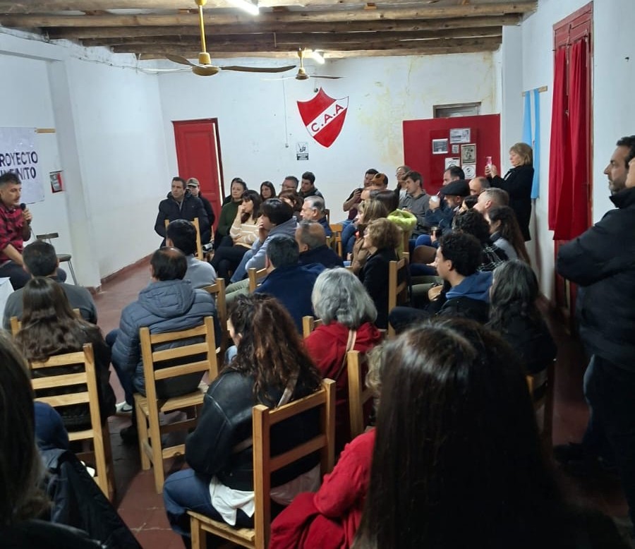 En una charla sobre medios y periodismo, Matías Moscoso presentó en Las Flores Chanchos en la ruta